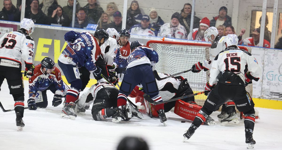 Eishockeyspieler bei einem Angriff aufs Tor.