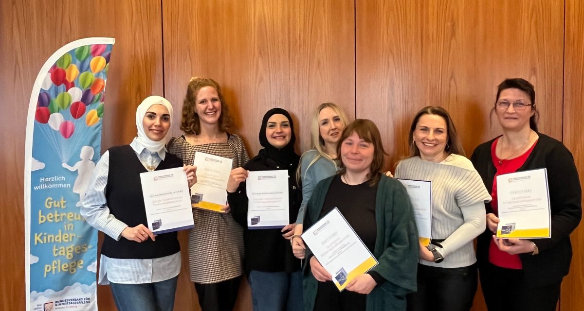 Die ersten Absolventinnen der regionalen Kooperation zur Qualifikation zur Kindertagespflegerin mit ihren Zertifikaten.