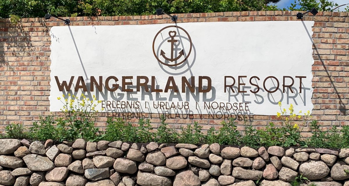 Zu sehen ist der Schriftzug am Eingang des Wangerland Resorts in Hohenkirchen. Dort steht