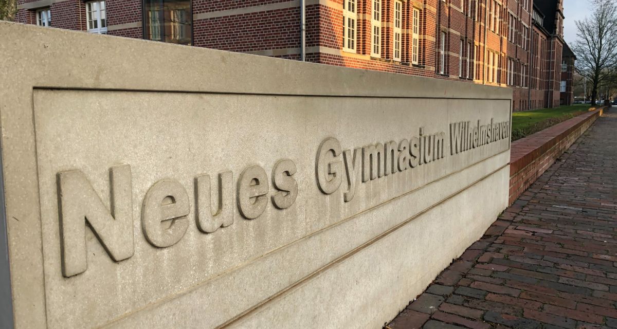 Betonmauer mit Namenszug