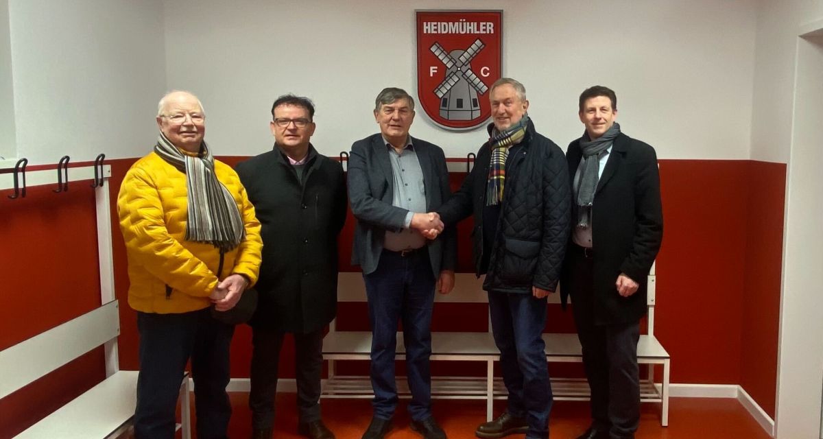 Zur Einweihung stehen in den Räumlichkeiten des neuen Umkleide- und Sanitärhauses des Heidmühler FC in Schortens von links nach rechts HFC-GeschäftsführerPeter Kühnl, stellvertretender Vorsitzender Josef D'Amico, Bürgermeister Gerhard Böhling, HFC-Vorsitzender Reinhold Fischer und stellvertretender Vorsitzender Ulf Thomas.