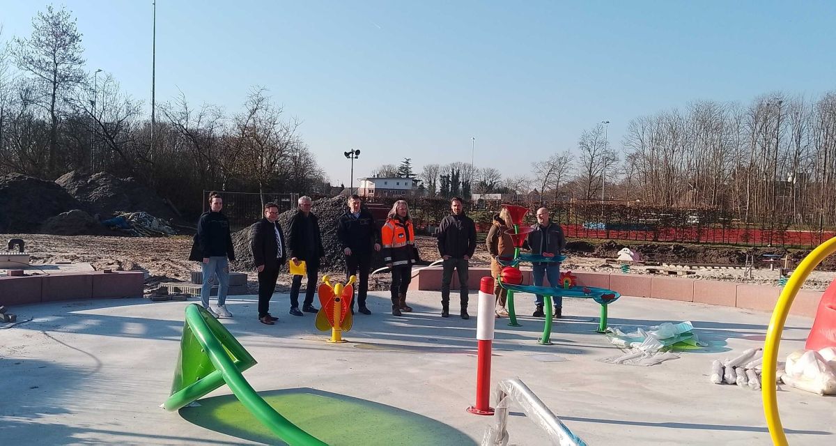 Vertreter*innen der Stadt Jever, des Architekturbüros Janßen Bär Partnerschaft und des Projektträgers Jülich begutachten den Baufortschritt der Sanierungsarbeiten am Johann-Rasenack-Freibad in Jever.