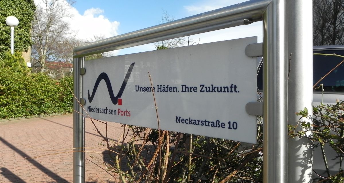 Firmenschild Niedersachsen Ports NPorts