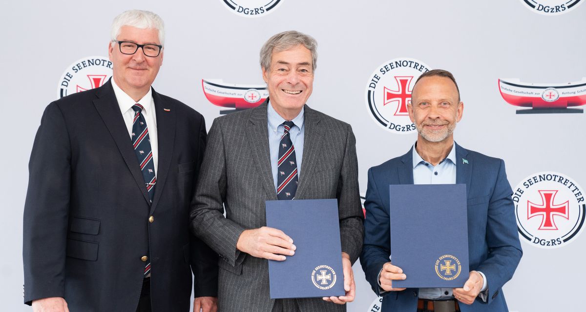 Vertragsunterzeichnung zwischen der Deutschen Gesellschaft zur Rettung Schiffbruechiger (DGzRS) und der SET Schiffbau- und Entwicklungsgesellschaft Tangermuende am 14. April 2026 in Bremen: DGzRS-Vorsitzer Ingo Kramer (M.) und sein Stellvertreter Lars Carstensen (l.) mit Werft-Geschaeftsfuehrer Olaf Deter