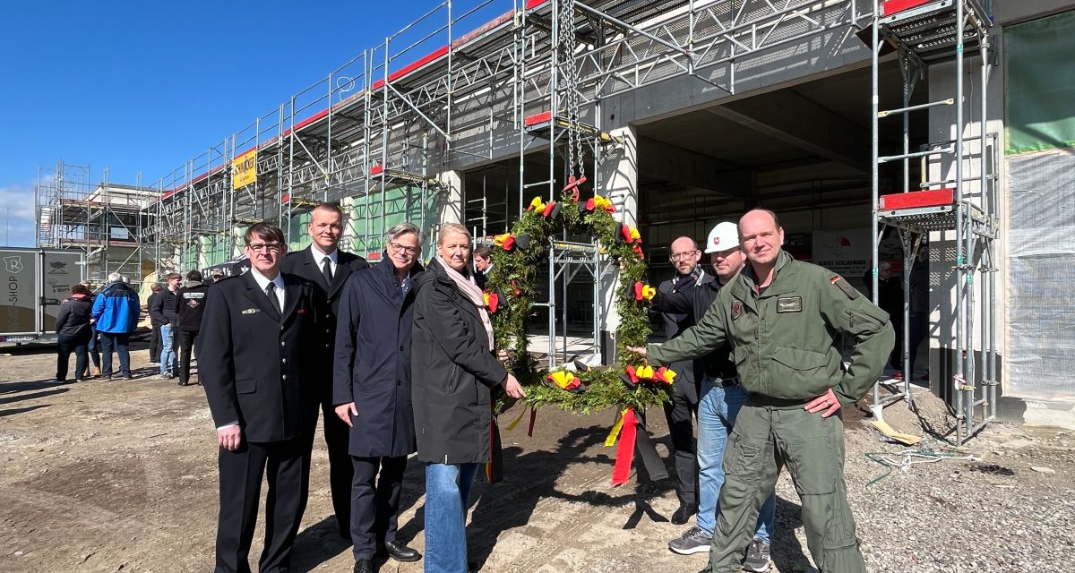 Auf dem Nato-Flughafen wurde das Richtfest für die Feuerwache gefeiert. Zu sehen sind Vertreter*innen Staatlichen Baumanagement Region Nord-West, der Feuerwehr, der Bundeswehr, 