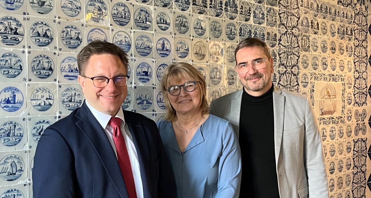 Zu sehen sind: Jevers Bürgermeister Jan Edo Albers, Leiterin des Schlossmuseums Antje Sander und Landrat Sven Ambrosy in der Bauernstube im Schloss Jever.