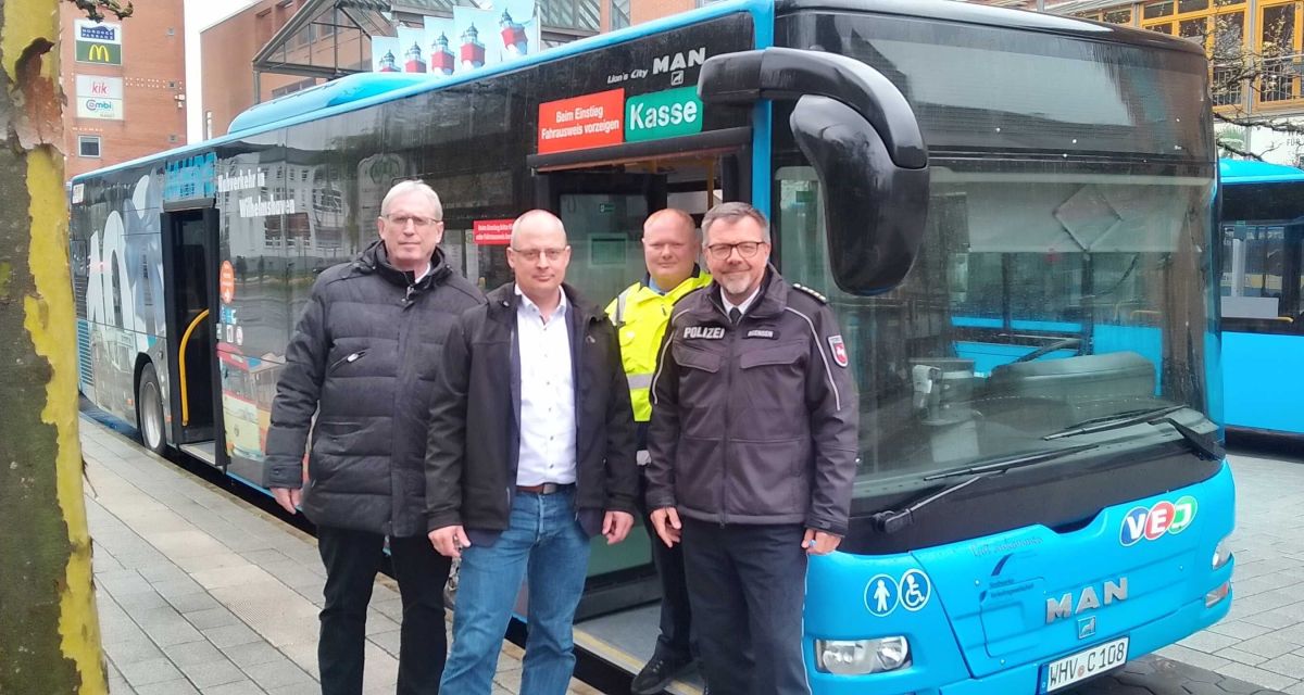 Die Durchsetzung des Waffen- und Messerverbots im ÖPNV in der Region wird vorgestellt. Vor einem Wilhelmshavener Linienbus stehen (von links nach rechts) Bernd Niebuhr und Rolf Neuhaus vom Kreis Friesland, Jürgen Heyen von der Verkehrswacht der Wilhelmshavener Stadtwerke und Polizeidirektor Jörg Beensen, der Leiter der Polizeiinspektion Wilhelmshaven/Friesland.