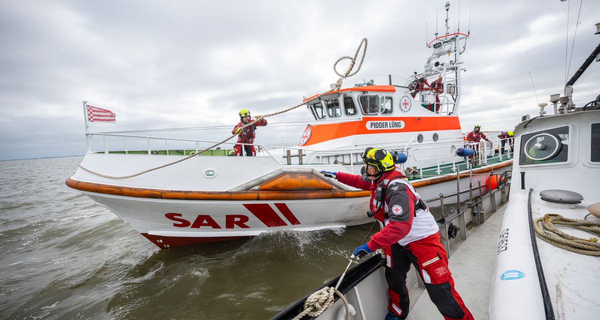 Such- und Rettungsübung SAREx 2026 der Deutschen Gesellschaft zur Rettung Schiffbrüchiger (DGzRS) vor Wilhelmshaven. Der Seenotrettungskreuzer 