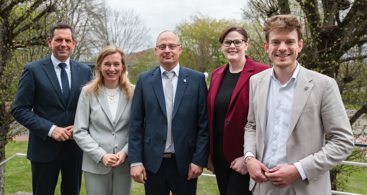 Foto: (vl.) Ministerpräsident Olaf Lies, Bundestagsabgeordnete Siemtje Möller, Landratskandidat Rolf Neuhaus, SPD-Kreisvorsitzende Lena Gronewold und Kreistagsfraktionsvorsitzender Jannes Wiesner
