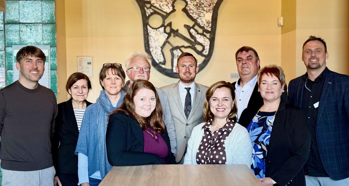 Petr Kuchta, Direktor des Seniorenheims der Stadt Frýdek-Místek, Frau Finger als Dolmetscherin, Schulleiterin Tanja Löbach, Detlef Pohl und Fenja Funke von der BBS Wilhelmshaven, Marcel Sikora, stellvertretender Bürgermeister der Statutarstadt Frýdek-Místek, Eva Hrbáčková, Leiterin der Abteilung für Sozialdienste, Oberbürgermeister Carsten Feist, Jana Kocichová, Direktorin der Kinderkrippe der Stadt Frýdek-Místek, sowie Marc Hoffmann von der BBS Wilhelmshaven.
