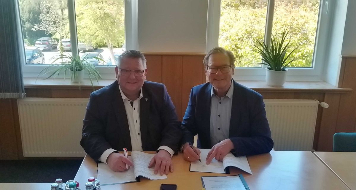 Der Bürgermeister der Gemeinde Wangerland Mario Szlezak und der Netzregionsleiter Oldenburg/Varel der EWE Netz GmbH Thorsten Wieting unterzeichnen im Rathaus in Hohenkirchen die neuen Wegenutzungsverträge zwischen der Gemeinde und dem Netzunternehmen.