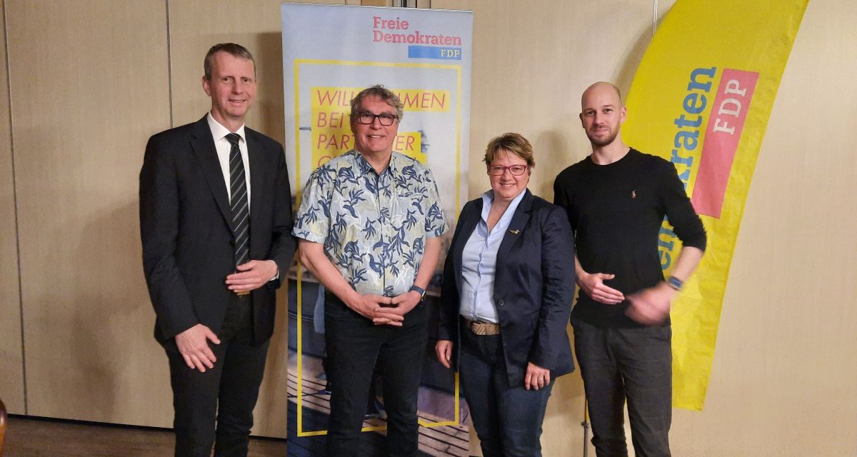 Die Kandidierenden der FDP für die Kreistags- und Landratswahl sind aufgestellt. Von links nach rechts: Hendrik Theemann (Jeverland), Harald Duttke (Friesische Wehde), Sibylle Raquet Landratskandidatin, Florian Rocker (Schortens, Sande); es fehlt Udo Cremer.