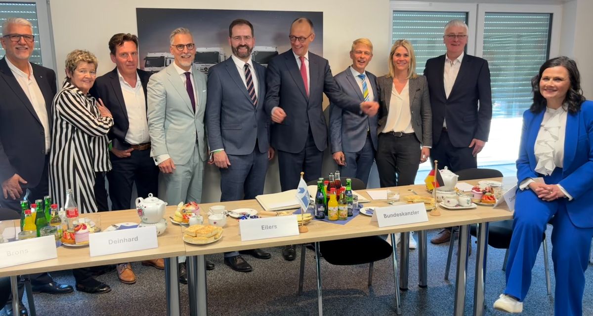 Bundeskanzler Friedrich Merz besucht ein Transportunternehmen in Emden. Von links nach rechts: Stefan Fröhlich (Präsidium IHK), Elke Frerichs (Präsidium IHK), Maik Wölfle (Vizepräsident IHK), Cord-Dieter Neemann (Präsidium IHK), Max-Martin Deinhard (Hauptgeschäftsführer IHK), Friedrich Merz (Bundeskanzler), Dr. Bernhard Brons (Vizepräsident IHK), Anja Claashen-Schneider (Vizepräsidentin IHK), Theo Eilers (Präsident IHK), Gitta Connemann (Vorsitzende der CDU-Mittelstandsunion)