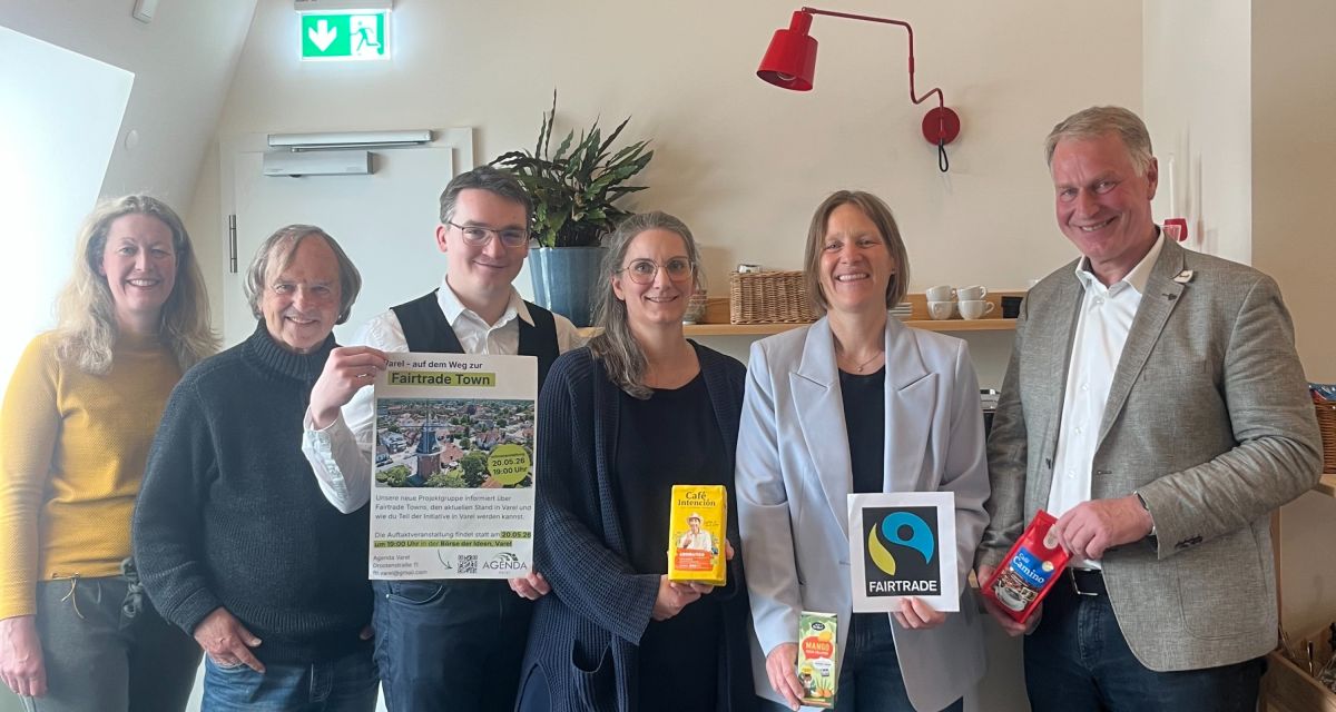 Zu sehen sind Mitglieder des Trägerverein Lokale Agenda 21 in Varel e.V. und der Projektgruppe Fairtrade-Town-Varel und Bürgermeister Gerd Christian Wagner.