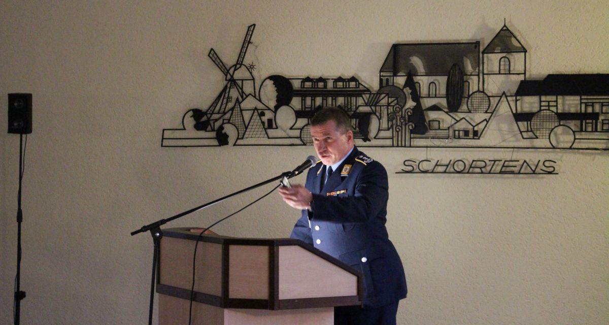 Oberst Hans Peter Dorfmüller, Kommandeur bei der Luftwaffe „Friesland“ am Rednerpult