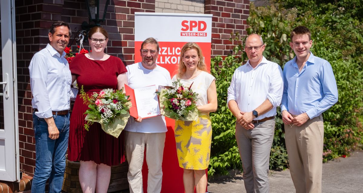 Mitglieder der SPD-Friesland freuen sich bei Sonnenschein über die Willy-Brandt-Medaille für Sven Ambrosy