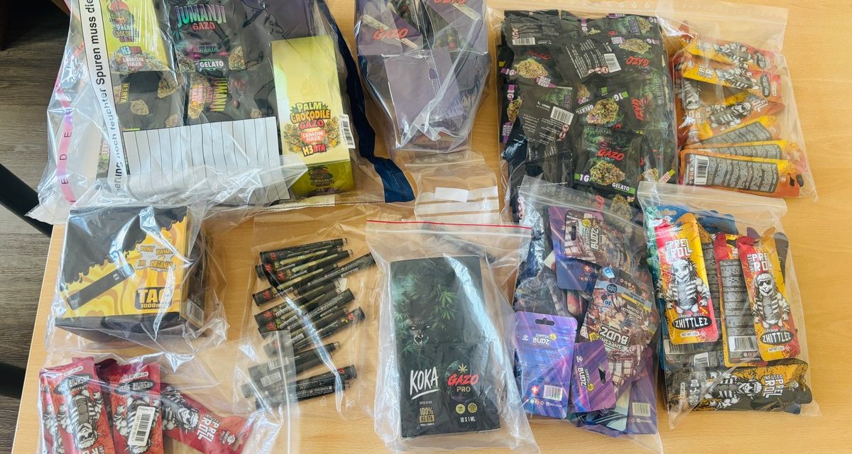 Im Rahmen von Durchsuchungen beschlagnahmten Ermittler am Mittwoch in Aurich und Holtriem rund 2,7 Kilogramm verkaufsbereite Cannabis-Produkte - unter anderem Joints, Vapes und Kräutermischungen mit synthetischen Cannabinoiden.