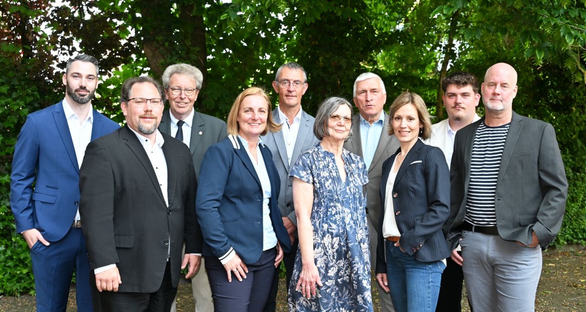Die Kandidierenden des FDP-Kreisverbandes Wilhelmshaven für die Kommunal- und Ortsratswahl im Jahr 2026. In der hinteren Reihe von links nach rechts: Julien Christiansen (Systemtechniker), Thomas Lehmann (Berufssoldat a.D., Ratsmitglied, stellv. Ortsbürgermeister Sengwarden); Dr. Oliver Krischek (Arzt); Dr. Michael von Teichman (Kreisvorsitzender); Ben Floß (Schüler);
Vordere Reihe von links: Hauke Wloch (Bankkaufmann); Janette Krischek (Medizinische Fachangestellte); Brita Werner (Industriekaufmann); Agnes Krupinski (Diplomökonom); Eike Deußen (Berufssoldat)