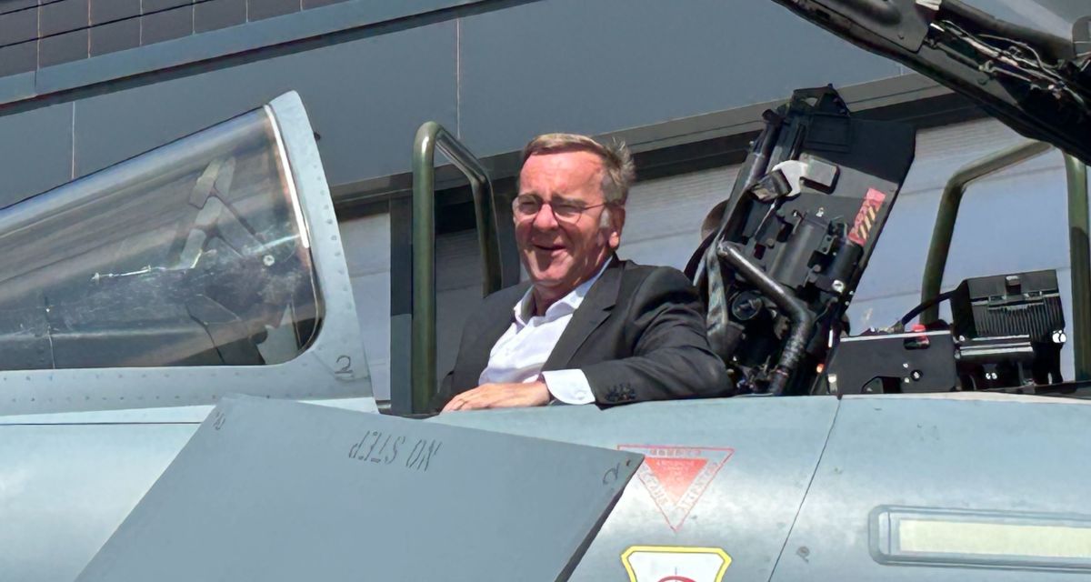 Bundesverteidingungsminsiter Borist Pistorius sitzend im offenen Cockpit eines Kampfjets
