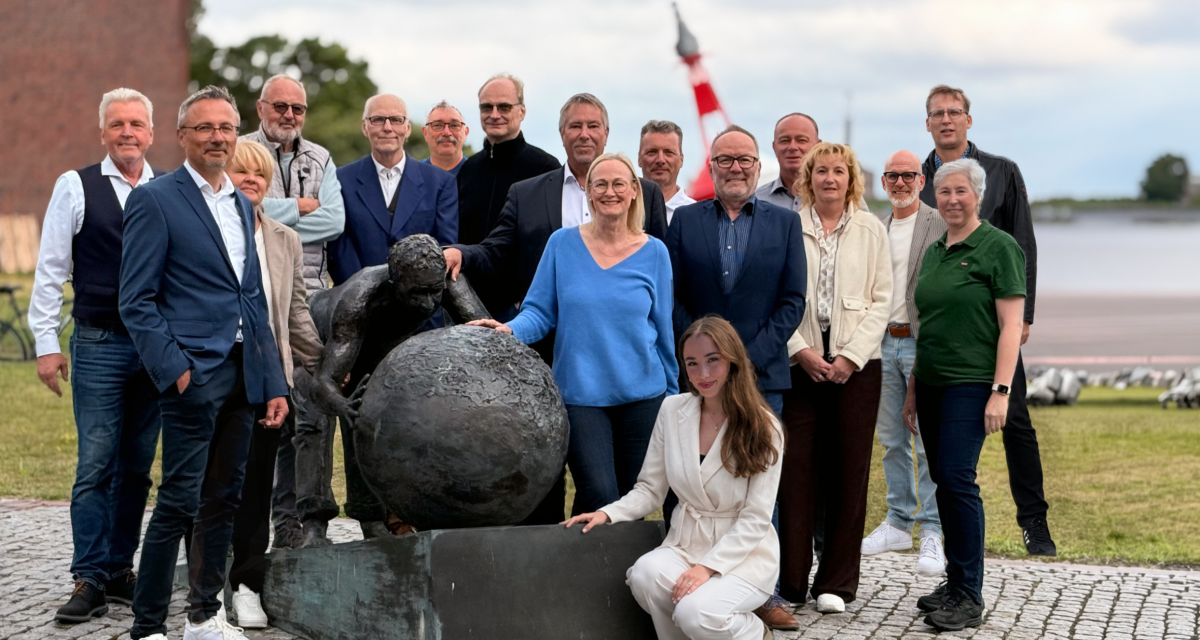 Die Kandidierenden der WIN@WBV für die Kommunalwahl stehen am Sisyphos-Denkmal am Großen Hafen in Wilhelmshaven. Zu sehen sind Rolf Oppenländer, Olaf Fischer, Stefan Becker, Markus Bulla, Cornelia Fischer, Thorsten Lohmann, Dr. Angela Kirstges, Alana Karp, Petra Kolbe, Lizzy Karp, Udo Willers, Matthias Bulla, Dr. Uwe Weithöner, Iris Werner, Pascal Heimann, Katja Breuer, Gunnar von Oehsen, Dr. Jens Werner, Grazyna Slabik, Erik Iwersen, Dietmar Mitschulat, Yvonne Klotsche und Christian Ernst.