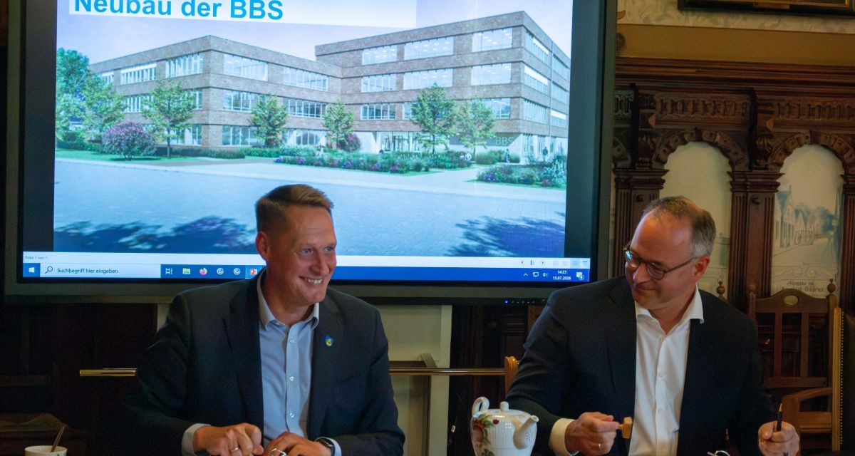 Landrat des Landkreis Wittmund Holger Heymann und einer der Geschäftsführer der Baufirma August Prien Markus Buchhorn bei der Unterzeichnung des Vertrags für den Neubau der BBS