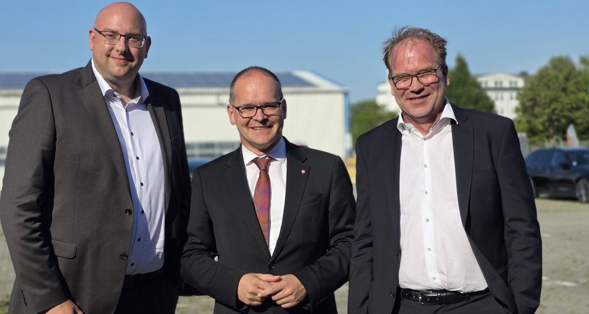 Der niedersächsische Wirtschafts- und Verkehrsminister Grant Hendrik Tonne (SPD) hat auf Einladung der SPD Wilhelmshaven das Unternehmen Jade Dienst besucht und sich mit Vertretern der Hafenwirtschaftsvereinigung ausgetauscht. Von Links: Torsten Meinke (Geschäftsführer Jade DiensT), Minister Grant Hendrik Tonne, Jan F. Stein (Geschäftsführer Jade Dienst)
