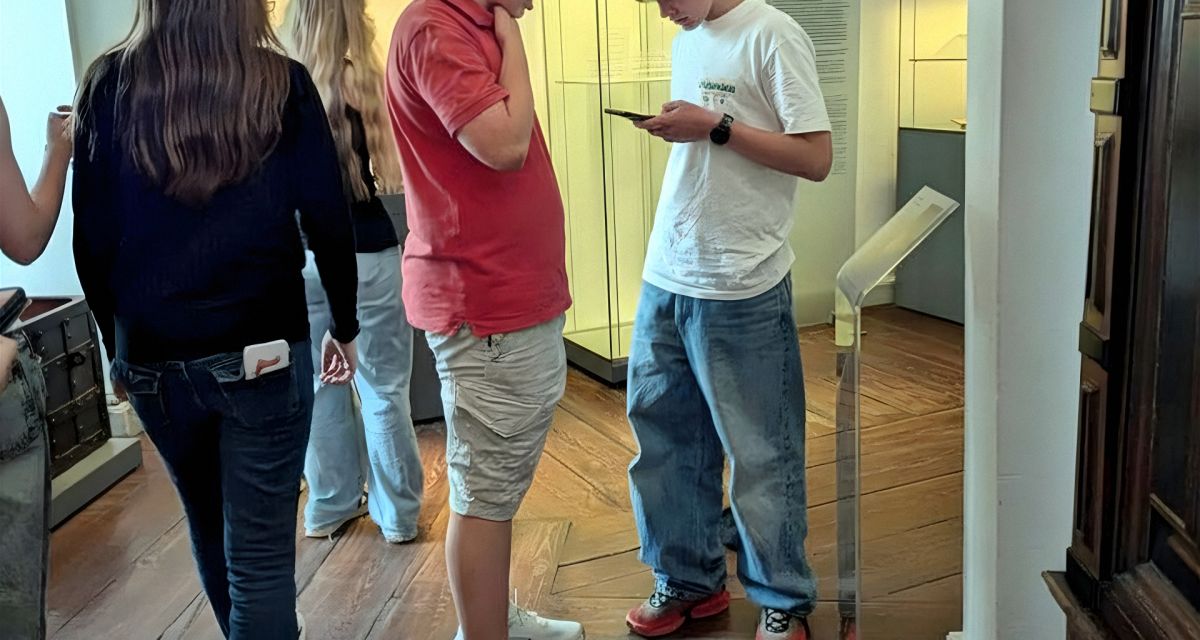 Schüler*innen des Mariengymnasiums Jever testen die neue digitale Schnitzeljagd durch das Schlossmuseum.