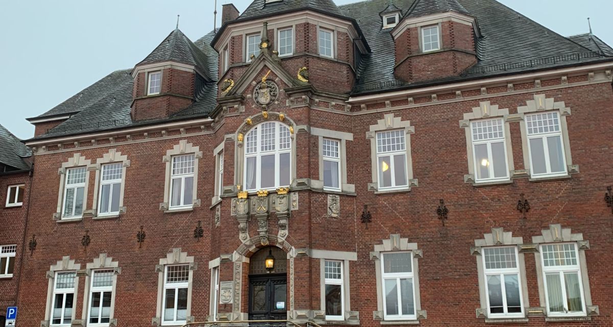 Auf dem Foto ist das Kreishaus des Landkreises Wittmund am Marktplatz in Wittmund zu sehen.