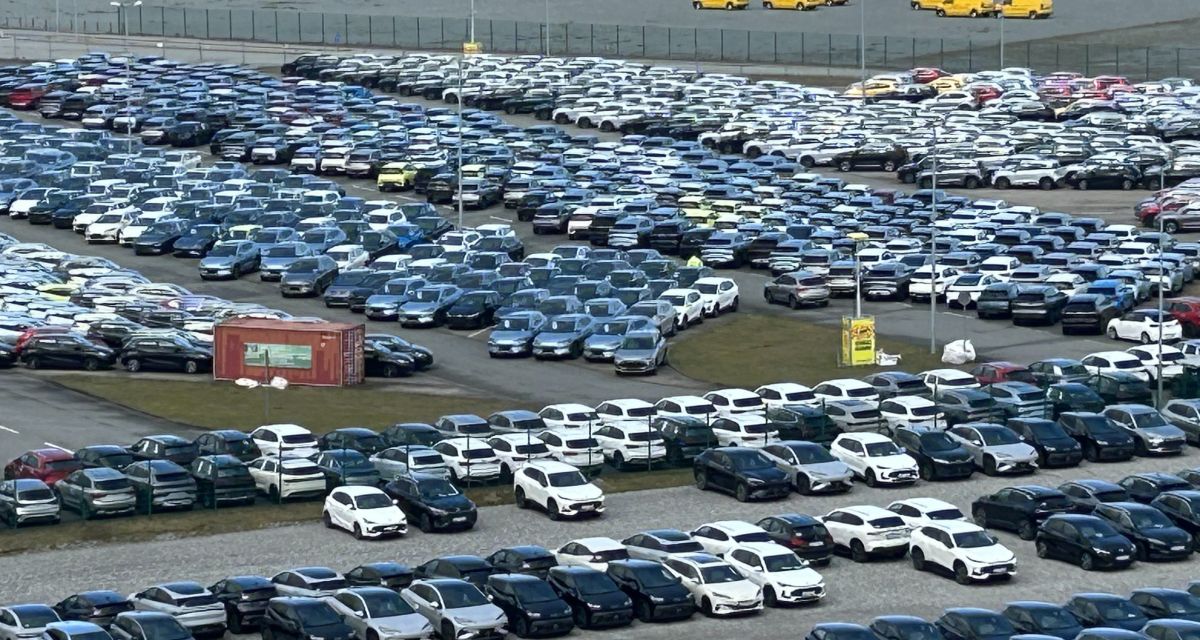 Zu sehen sind eine Menge neuer Autos auf dem Hafengelände des Jade Weser Ports