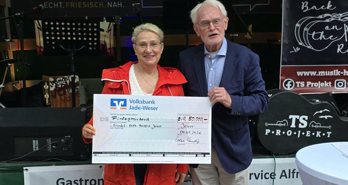 Ute Schneider-Smietana und Volker Landig bei den Feierlichkeiten zum 15. Geburtstag des Friedel-Orth-Hospizes, Landig als Vorsitzender des Fördervereins des Hospizes übergibt einen Scheck über 50.000 Euro.