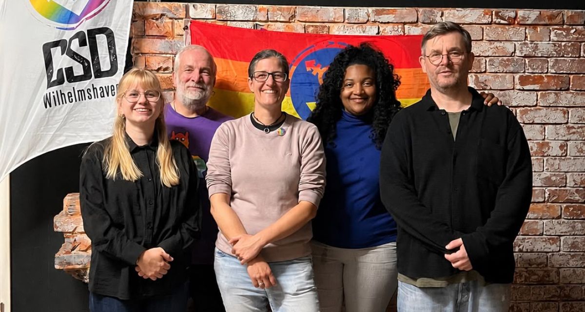 Der Vorstand des neuen Vereins CSD Wilhelmshaven e.V., von links nach rechts: Nele Bulla (2. Vorsitzende), Georg Berner-Waindok (Beirat TIN), Anke Hieronymus (1. Vorsitzende), Aisha Leibling (Beirat Diversität & Intersektionalität), Mirco Trecakov (Schatzmeister)
