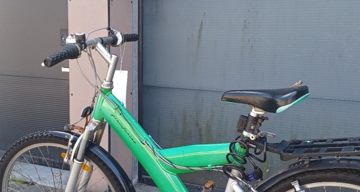 Zu sehen ist ein grünes Fahrrad der Marke Pininfarina, das Anfang Juni vor dem Kino in Wilhelmshaven aufgefunden wurde.