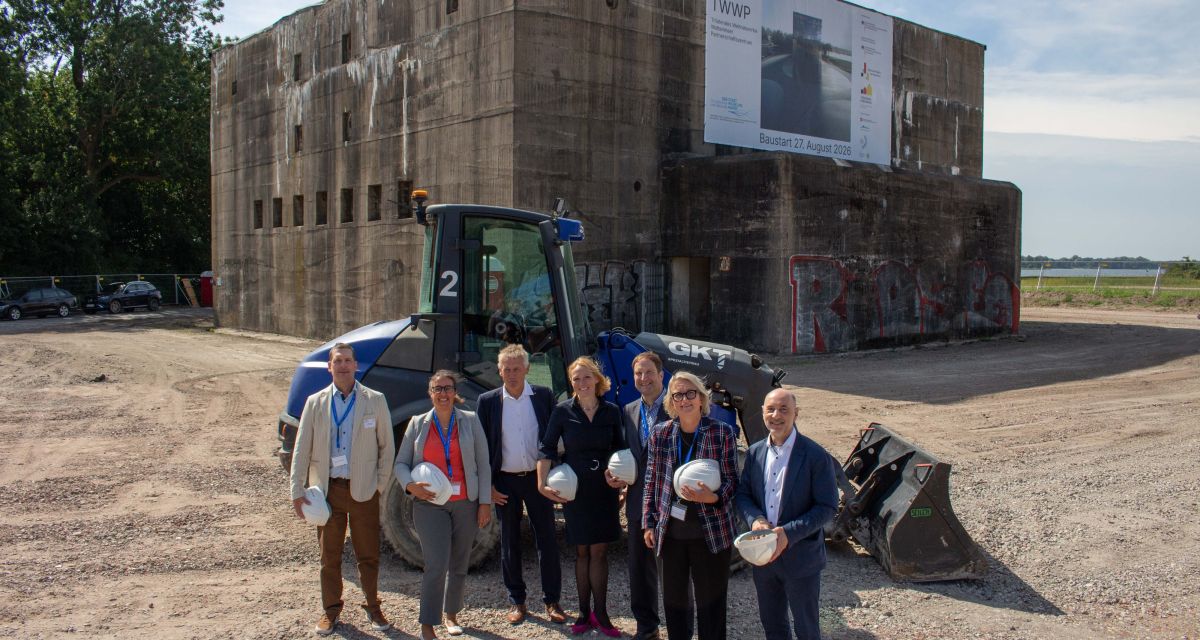 Sascha Klöpper (CWSS), Umwelt Staatssekretärin Anka Dobslaw, Peter Südbeck (NPV) Dr. Christine Wilcken (BMUKN), Stadtbaurat Niksa Marusic, Lise Gandrup Jørgensen (Architekturbüro Dorte Mandrup) und Mario Schiefelbein (TANO)