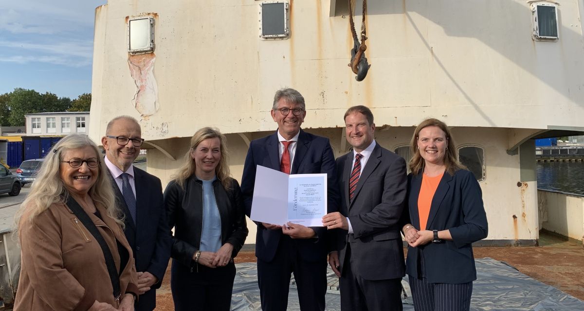 Kulturstaatsminister Wolfram Weimer hat am 29. September 2026 einen Förderbescheid über 5 Millionen Euro an die Stadt Wilhelmshaven überreicht, mit dem der historische Tonnenleger