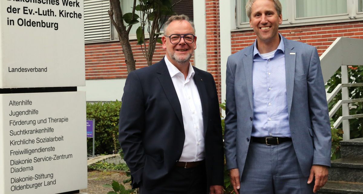 Ein Foto des neuen Leitungsteams des Diakonischen Werks im Oldenburger Land (von links nach rechts): Pfarrer Christian Scheuer (ab Januar 2027 Theologischer Vorstand) und der Kaufmännische Vorstand Mario Behrends.