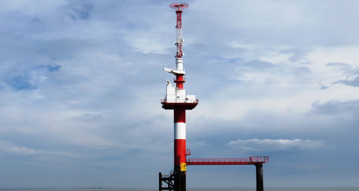 Radarturm Hooksielplatte. Im Hintergrund ist der Himmel zu sehen und das Meer.