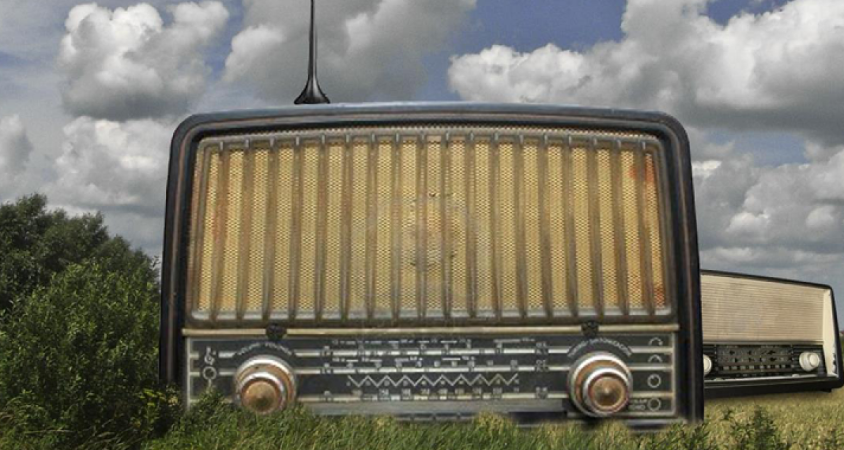 In der Collage sind zwei Röhrenradios vor Wolken, Feld und Bäumen abgebildet