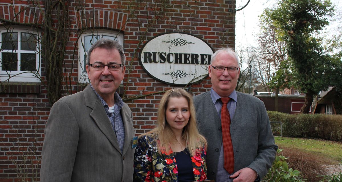 Zu sehen ist unter anderem Peter Freudenberg vor der Ruscherei in Wilhelmshaven