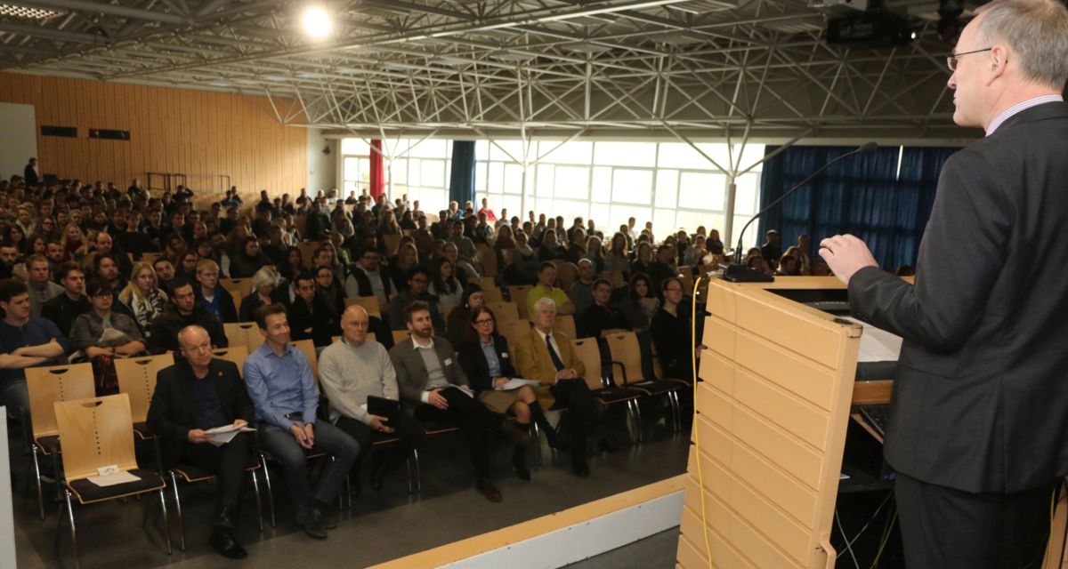 Sommersemesterbegrüßung an der Jade Hochschule. Präsident Weissensee spricht auf dem Podium vor neuen Studenten.
