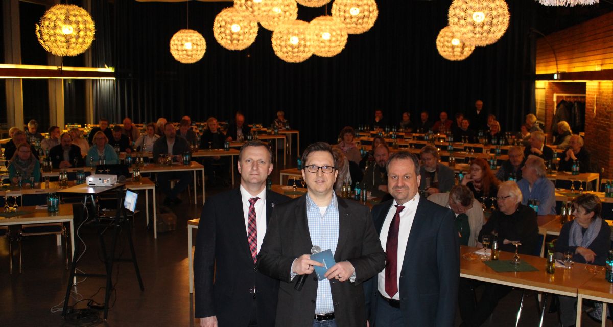 Drei Männer posieren für die Kamera.