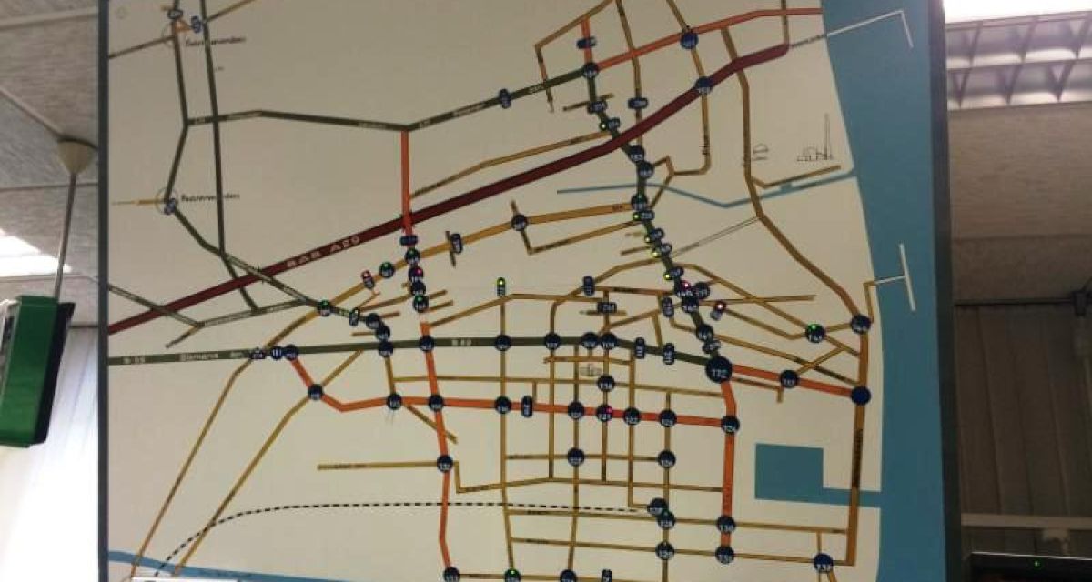Gezeigt wird eine elektronische Tafel mit Straßenzügen.