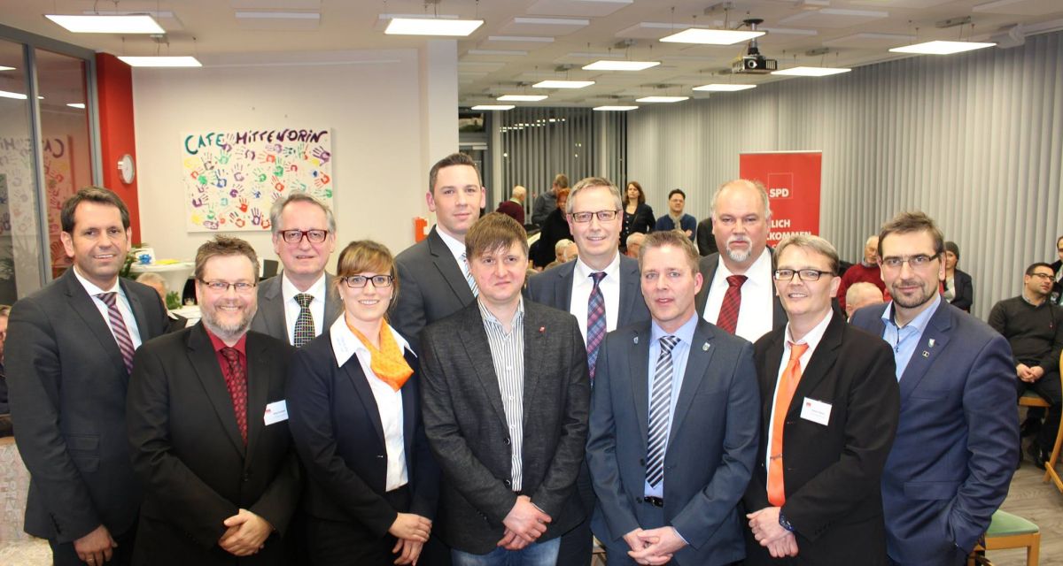 Mehrere Menschen Posieren für die Kamera.