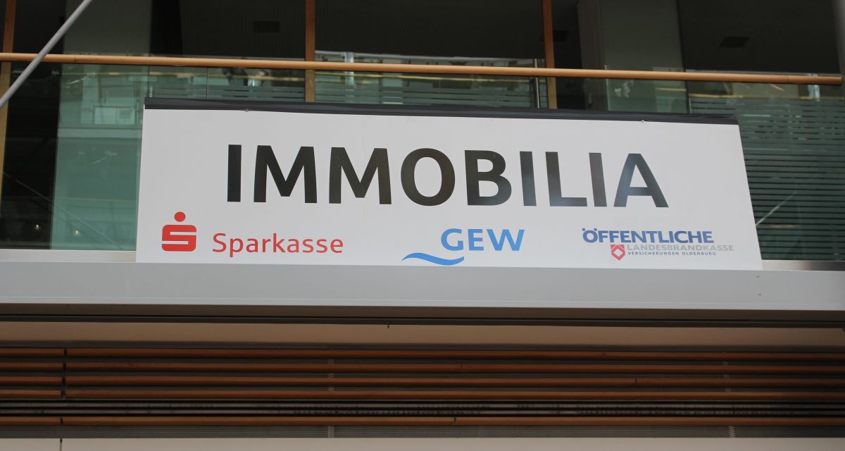 Ein weißes Schild, auf dem