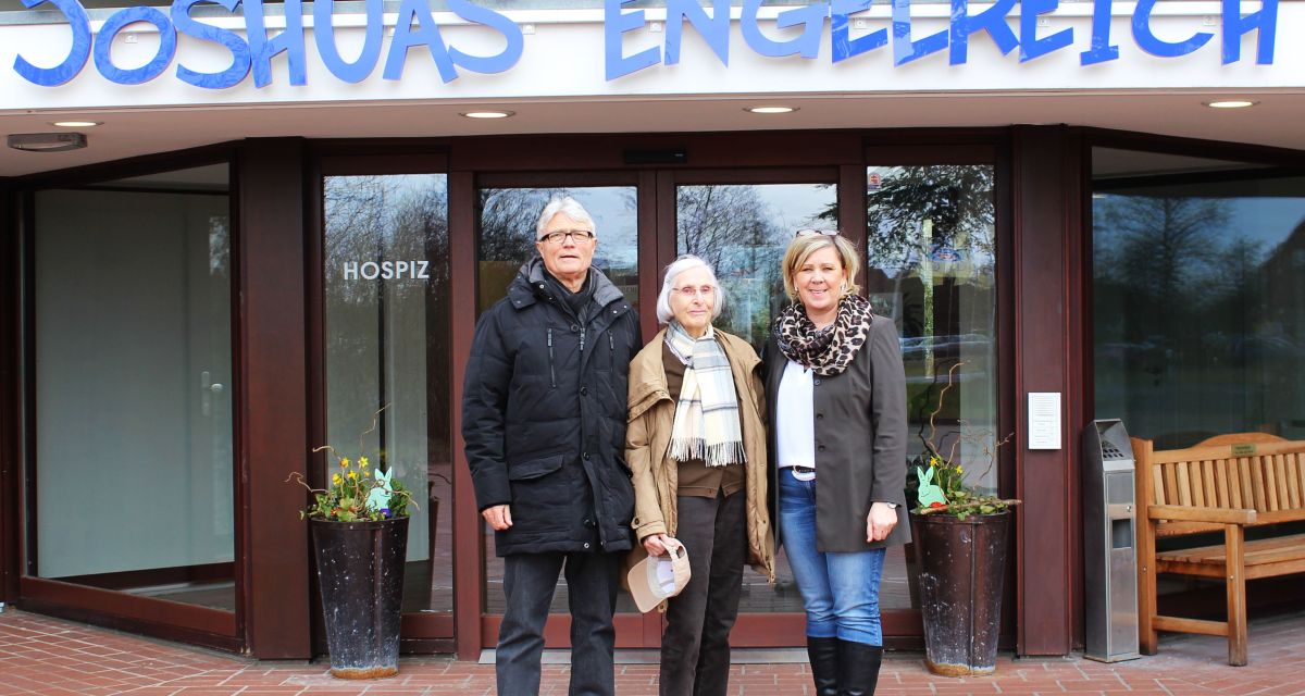 Der Personen stehen vor dem Eingang des Kinder- und Jugendhospizes 