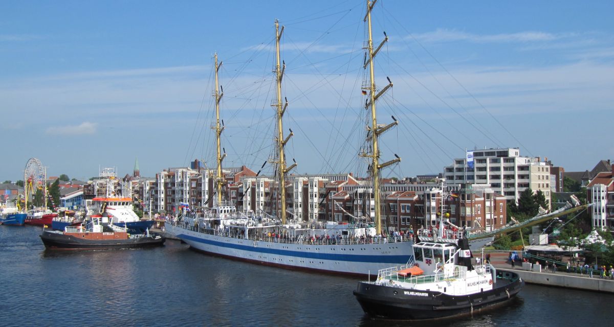 Das Segelschulschiff Mir liegt am Bontekai