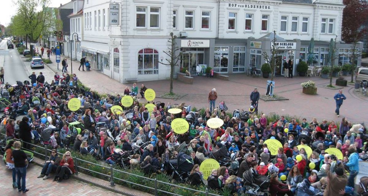 Viele Menschen demonstrieren per Sitzstreik mitten auf der Straße und blockieren diese für den Autoverkehr.
