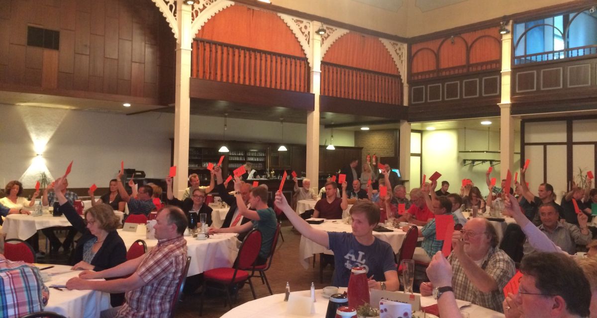 Wahlkreisdeligiertenkonferenz der Sozialdemokraten in Friesland; sie stimmen per hochhalten roter Kärtchen ab.