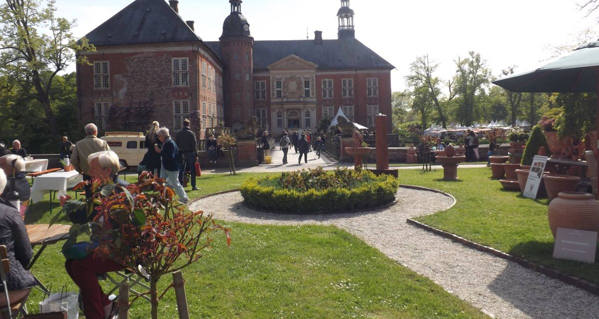 Das Foto zeigt Schloss Gödens während der