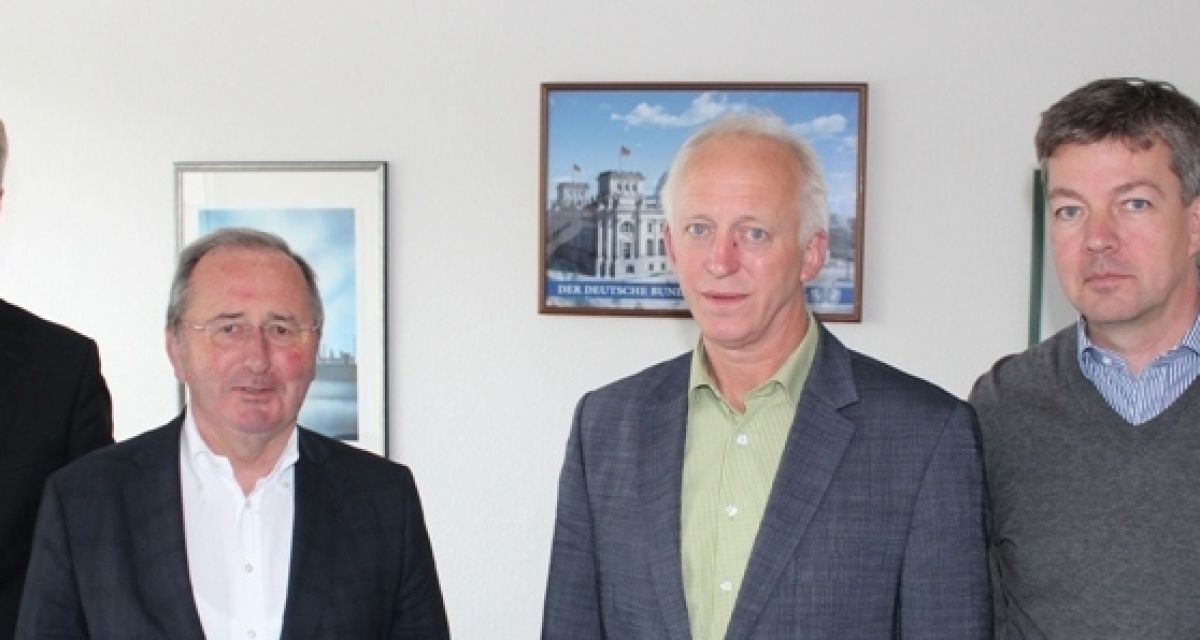 Vier Männer gucken in die Kamera.