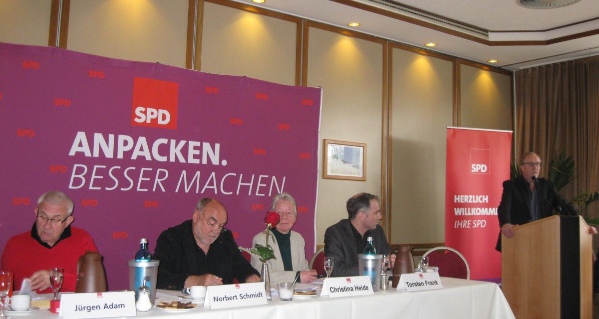 Das Tagungspräsidium der SPD Delegiertenkonferenz im Hotel Kaiser (Jürgen Adam, Norbert Schmidt, Christina Heide, Torsten Frank) und der SPD-Kreisverbandsvorsitzende Hartmut Tammen-Henke